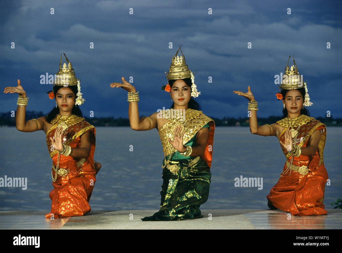 Temple Dancer Temple dancers, Mekong River, Phnom Penh, Cambodia Indochina, Asia ...