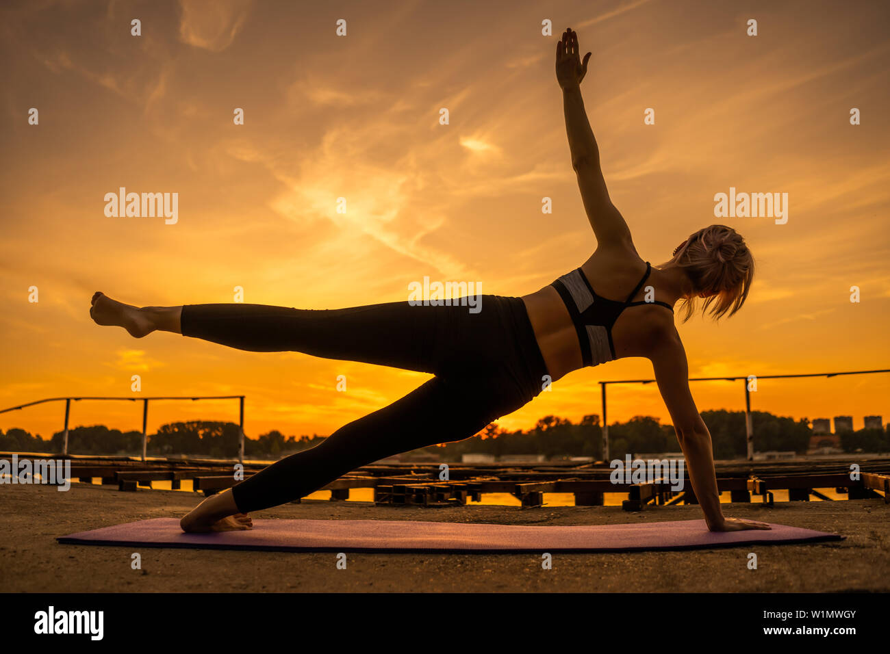 Leg kick hires stock photography and images Alamy