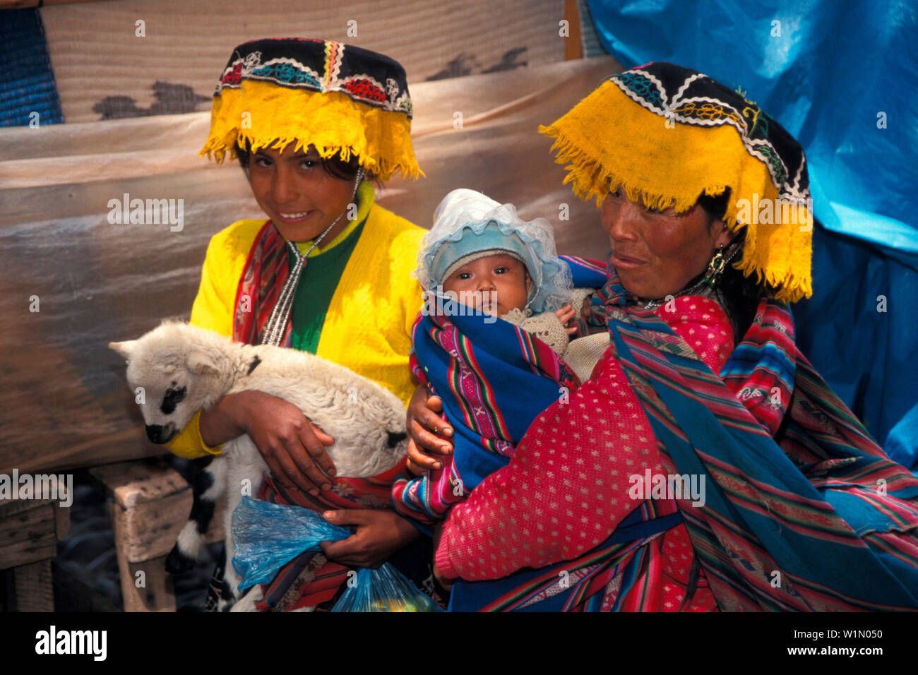 Einheimische Frauen, Baby, Lama Peru, Suedamerika Stock Photo
