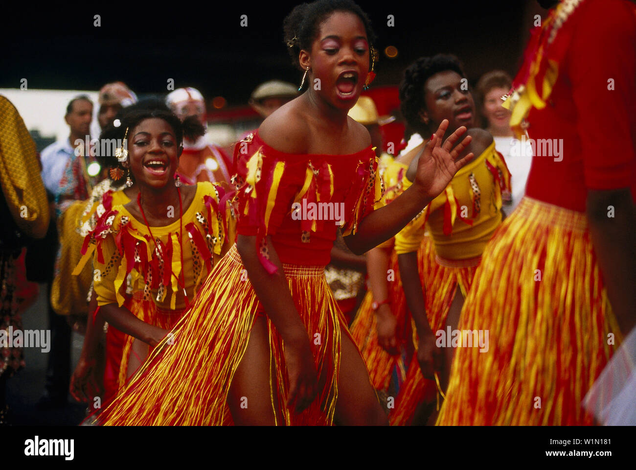 Notting hill carnival woman dancing hi-res stock photography and images ...