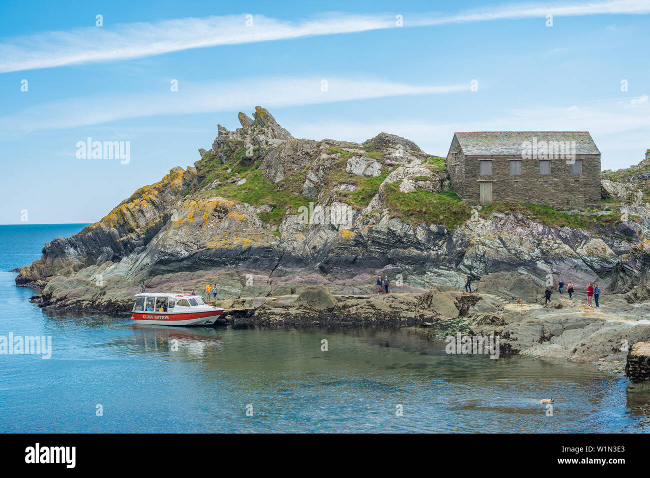 The net loft on Chapel Rock at the entrance to Polperro harbour in Cornwall, England, UK. Stock Photo