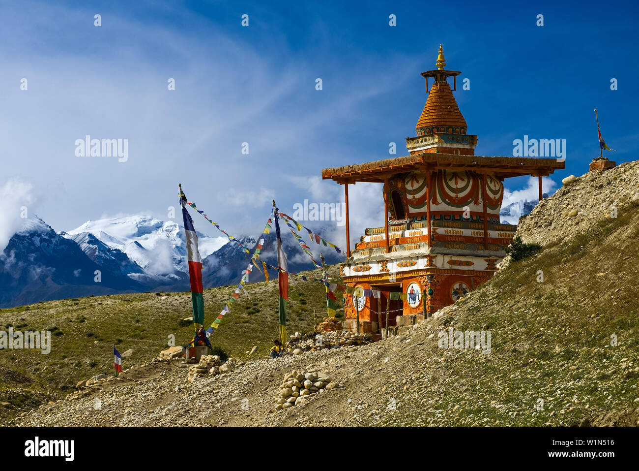 Stupa at Tsarang, Charang, tibetian village with a buddhist Gompa at the Kali Gandaki valley, the deepest valley in the world, fertile fields are only Stock Photo