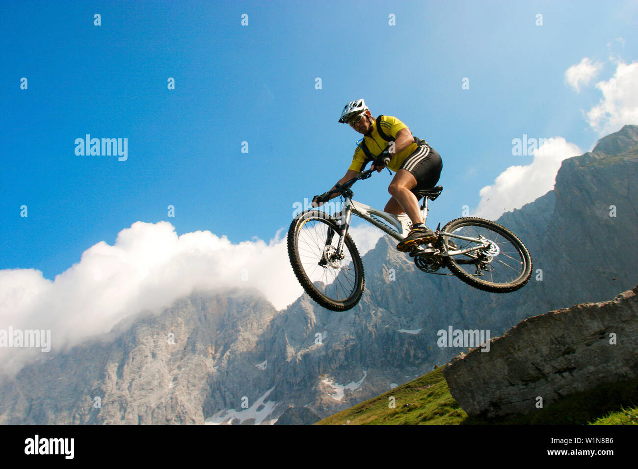 Mountainbiker, Gebirge Oesterreich, Europa Stock Photo