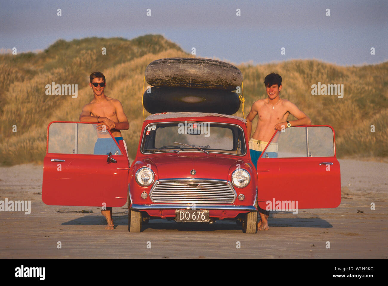 Zwei Maenner mit Mini, Oreti Beach South Island, Neuseeland Stock Photo