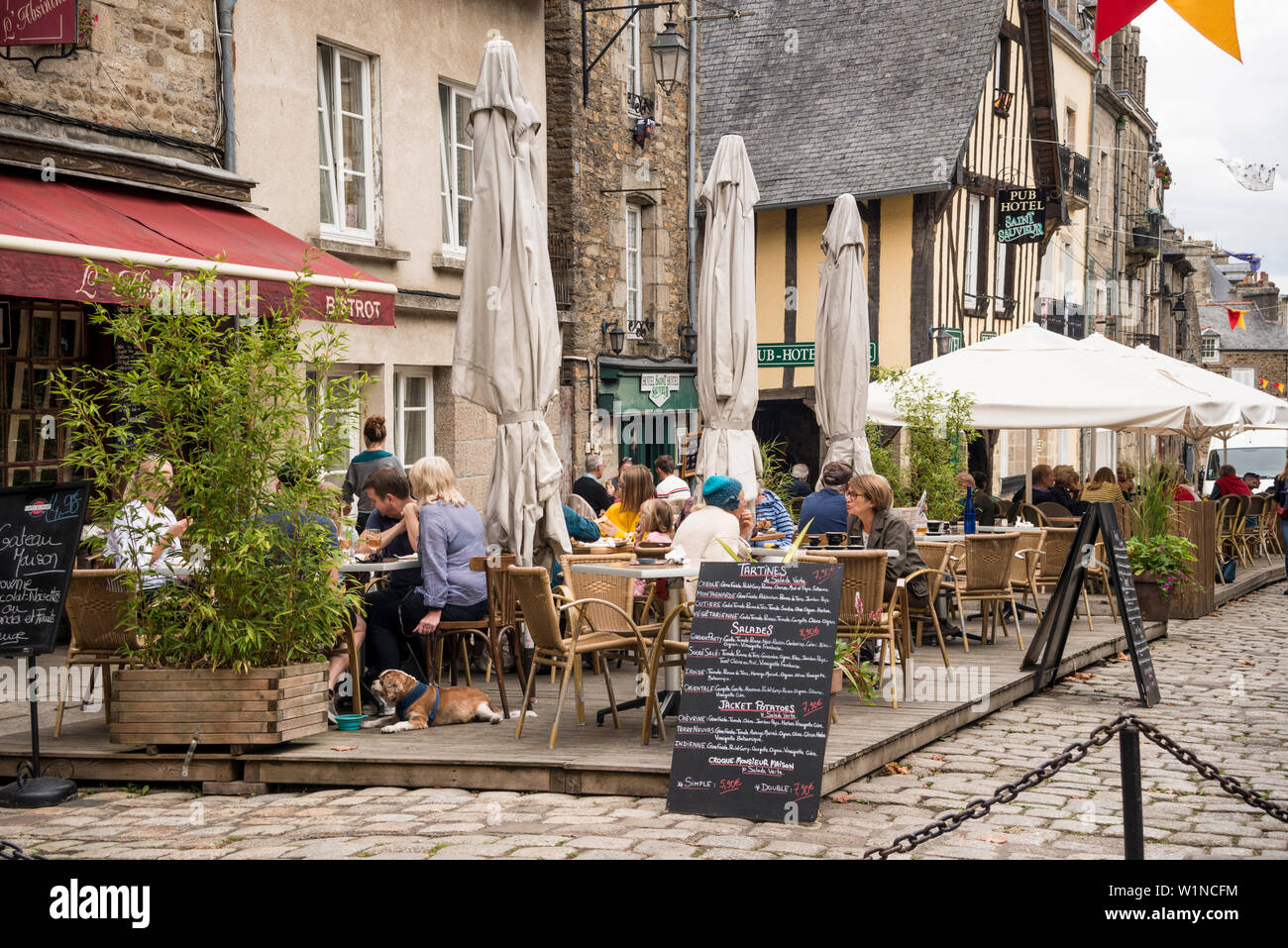 Pavement cafe restaurant, Dinan, Brittany, France Stock Photo