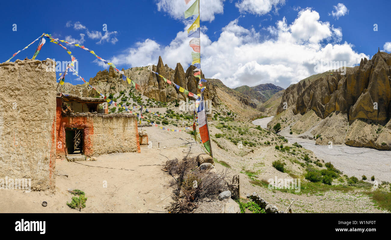 Luri Gompa, Luri Gumba, Buddhist monastery, cave temple with prayer flags, near Yara, Gara, Kingdom of Mustang, Nepal, Himalaya, Asia Stock Photo