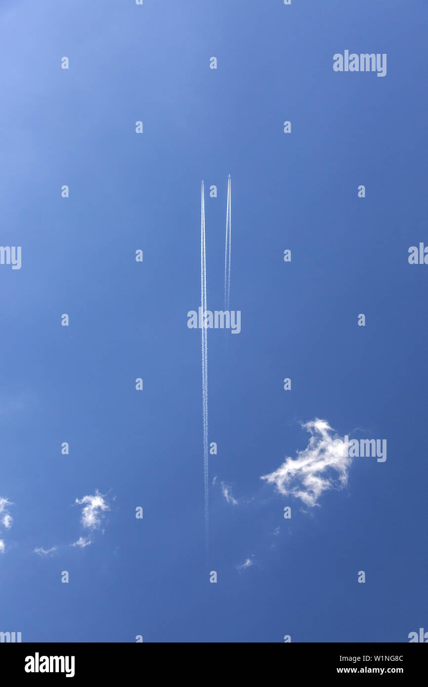 Airplanes In The Sky Hi Res Stock Photography And Images Alamy