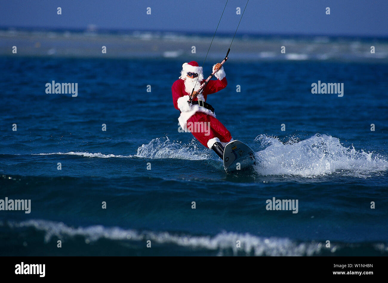 Weihnachtsmann beim Kitesurfen, X-mas Bay of El Naba Rotes Meer, Aegypten Stock Photo