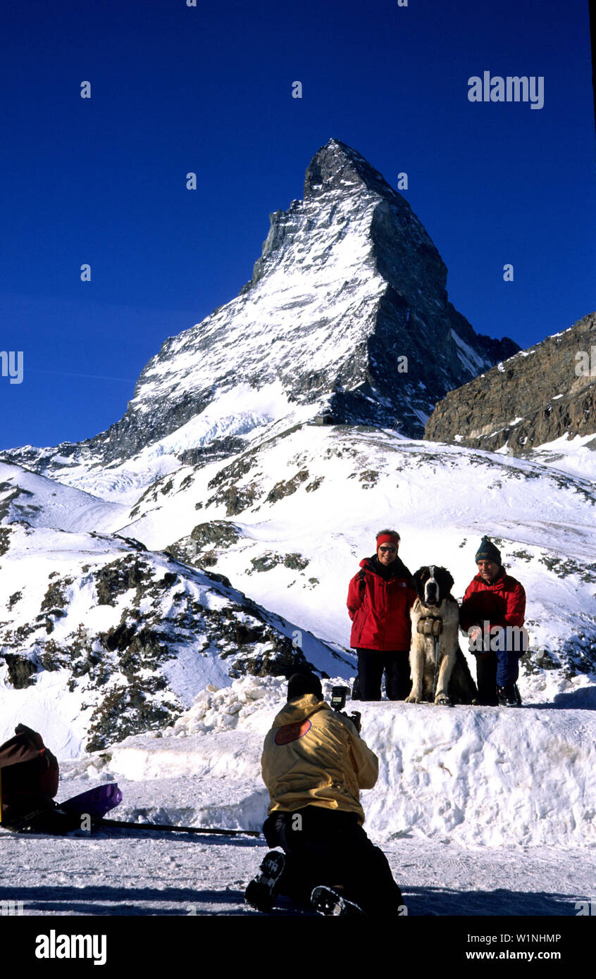 Tourists posing for camera in front of Matterhorn, Matterhorn 4478m, ,  Zermatt, Switzerland Stock Photo - Alamy