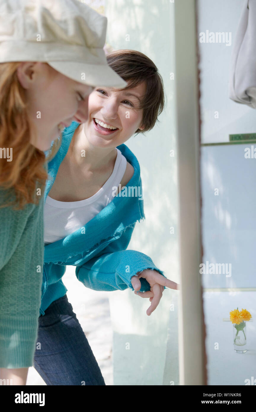 Two young women at shop hi-res stock photography and images - Alamy