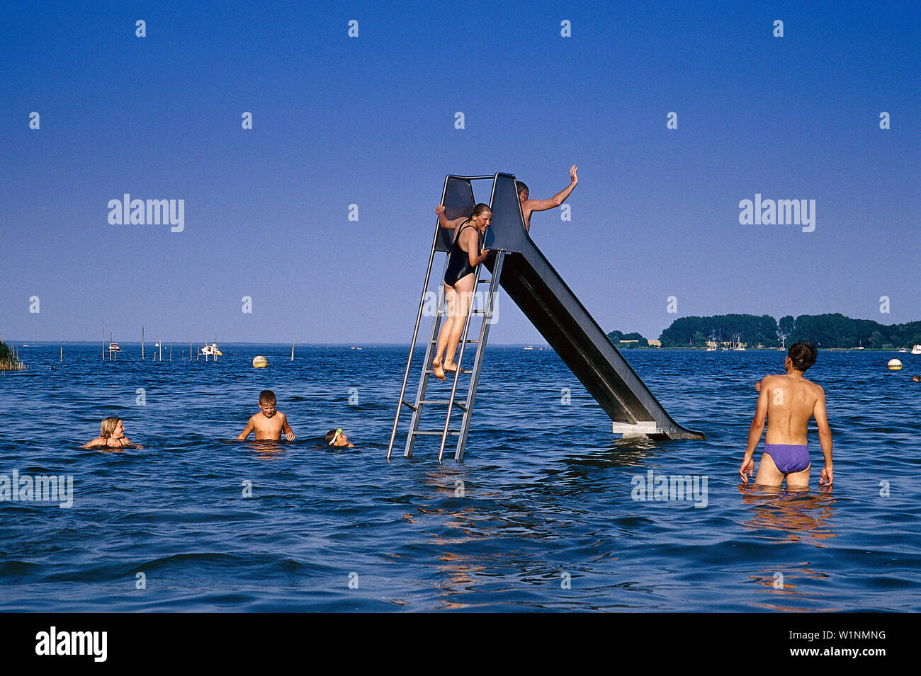 Badende Kinder, Mueritz-Strand, Mecklenburgische Seenplatte Meck.-Vorpommern, Deutschland Stock Photo