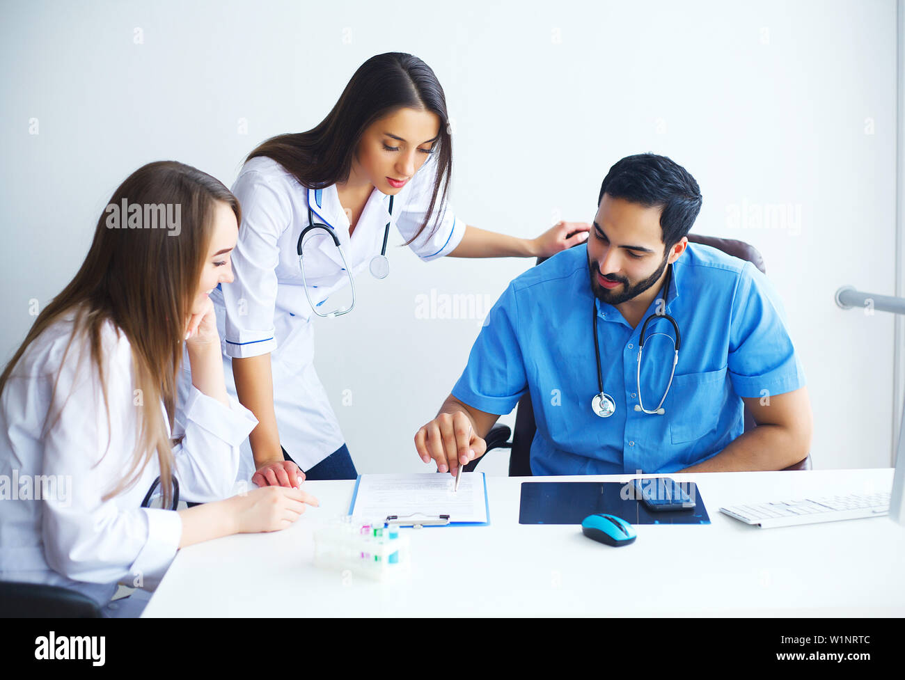 Осмотр врача студенток. Консультация гинеколога. Гинекологический осмотр. Врач читает лекцию. Прием врача гинеколога.