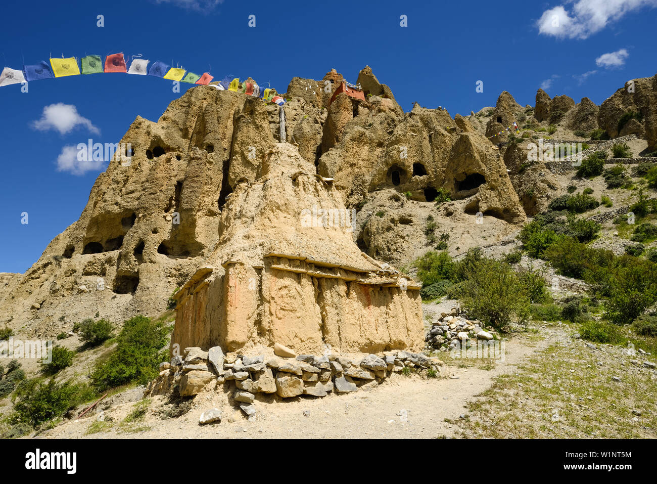 Luri Gompa, Luri Gumba, Buddhist monastery, cave temple with prayer flags, near Yara, Gara, Kingdom of Mustang, Nepal, Himalaya, Asia Stock Photo