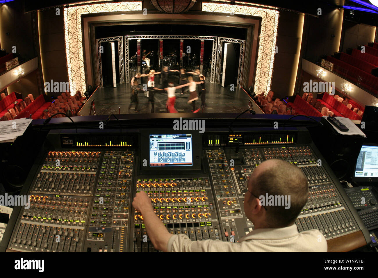 Queen Mary 2, Rehearsal for a musical, Queen Mary 2, QM2 Musicalprobe im Royal Court Theatre. Stock Photo