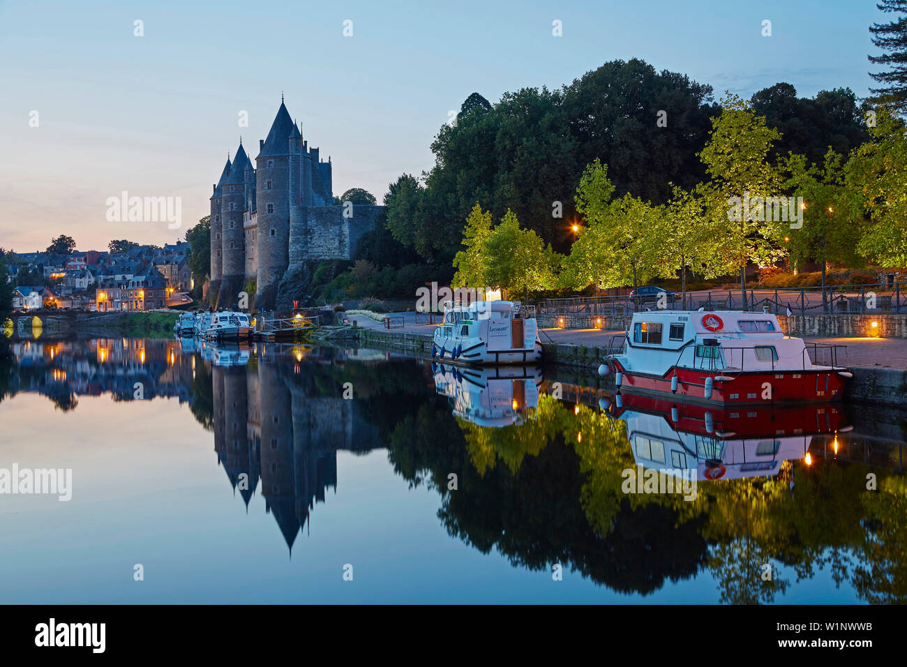 Evening, View at Josselin port and castle at lock 35, Josselin, River