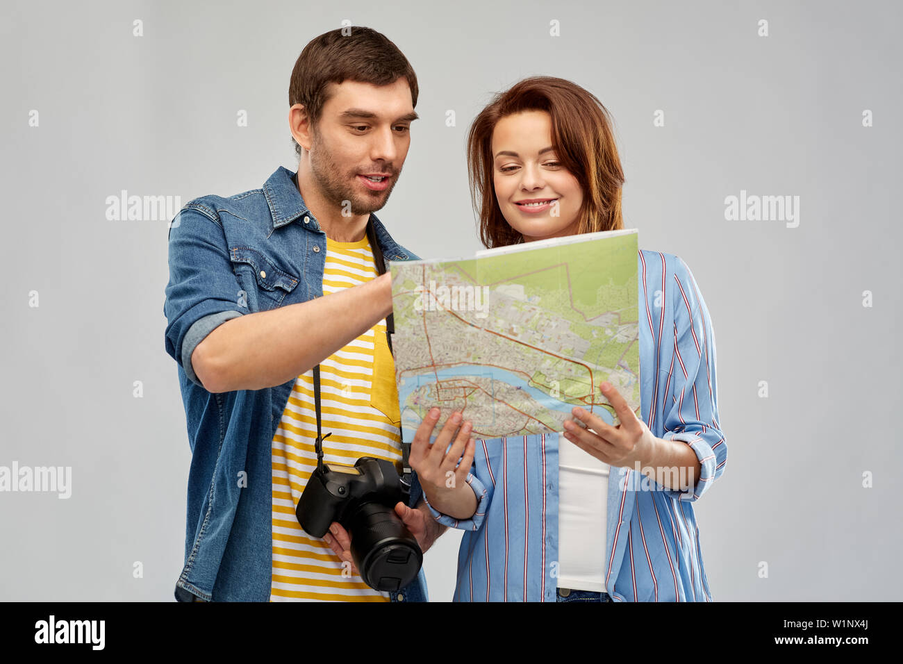Happy young tourist couple map hi-res stock photography and images - Alamy