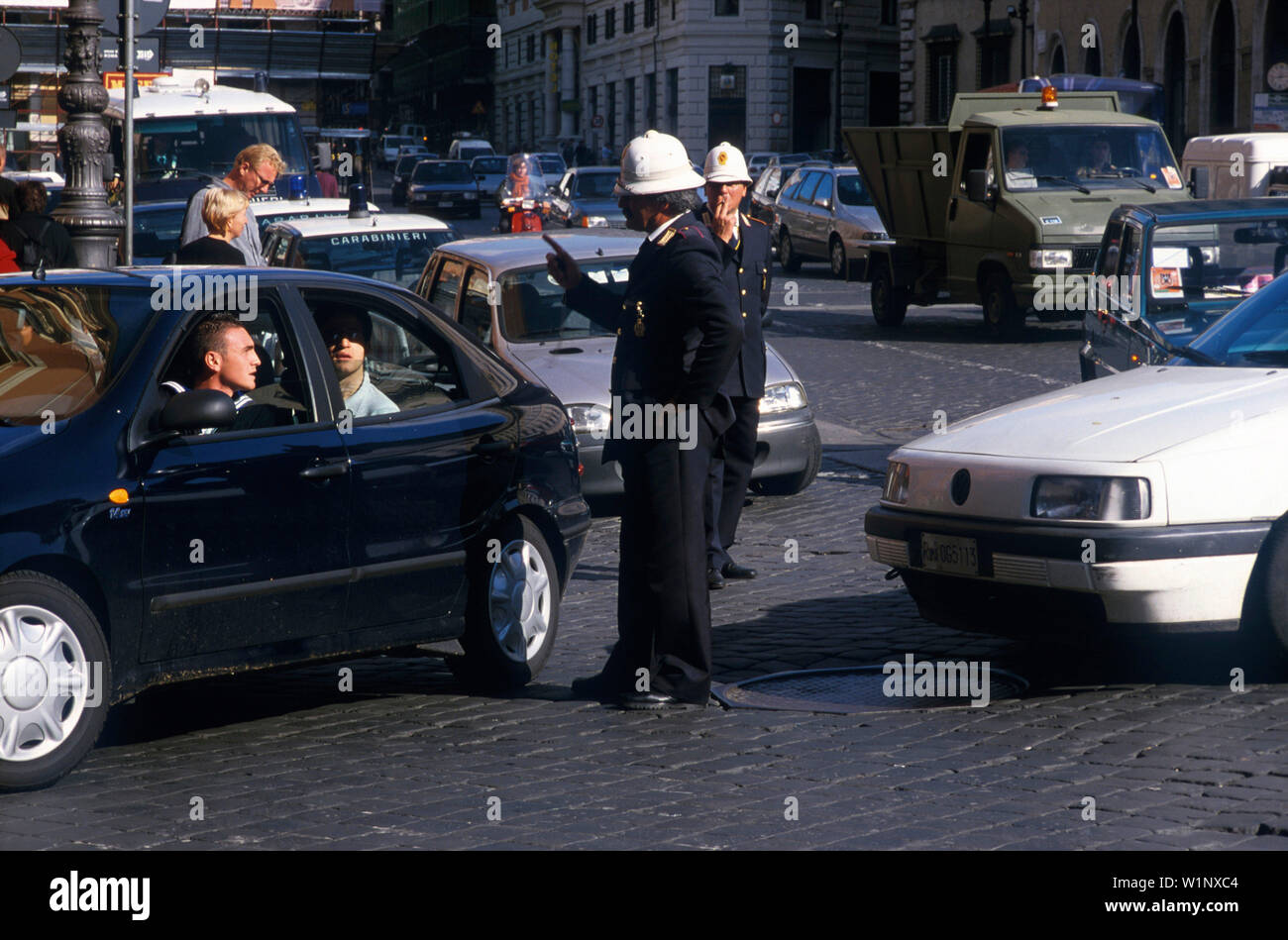 Carabiniere und Autofahrer, Rom Italien Stock Photo