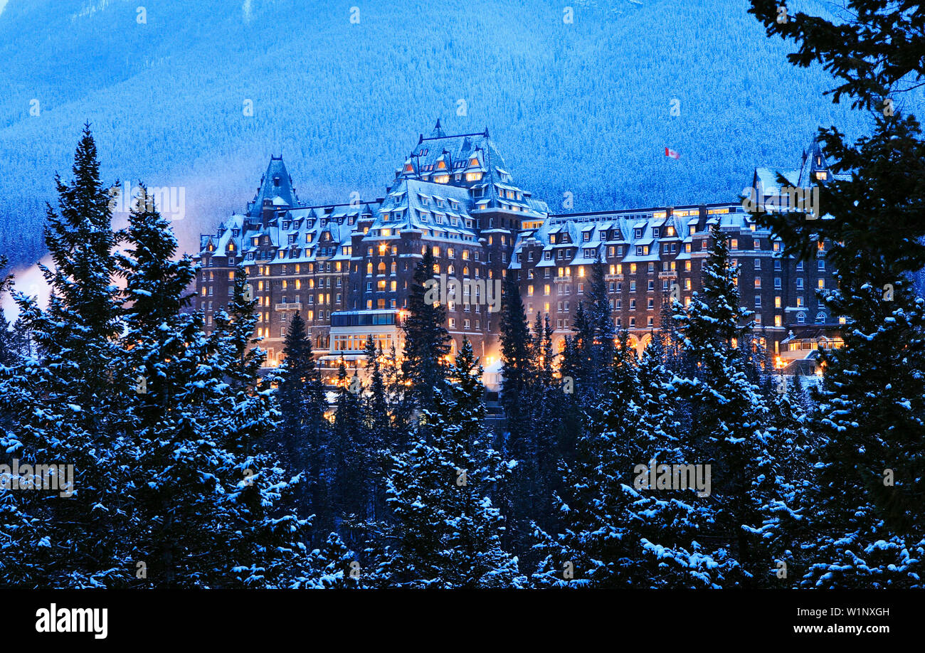 A Big House A Building In The Winter In The Forest Evening Banff Fairmont Springs Hotel Rocky Mountains Alberta Canada North Amerika Stock Photo Alamy