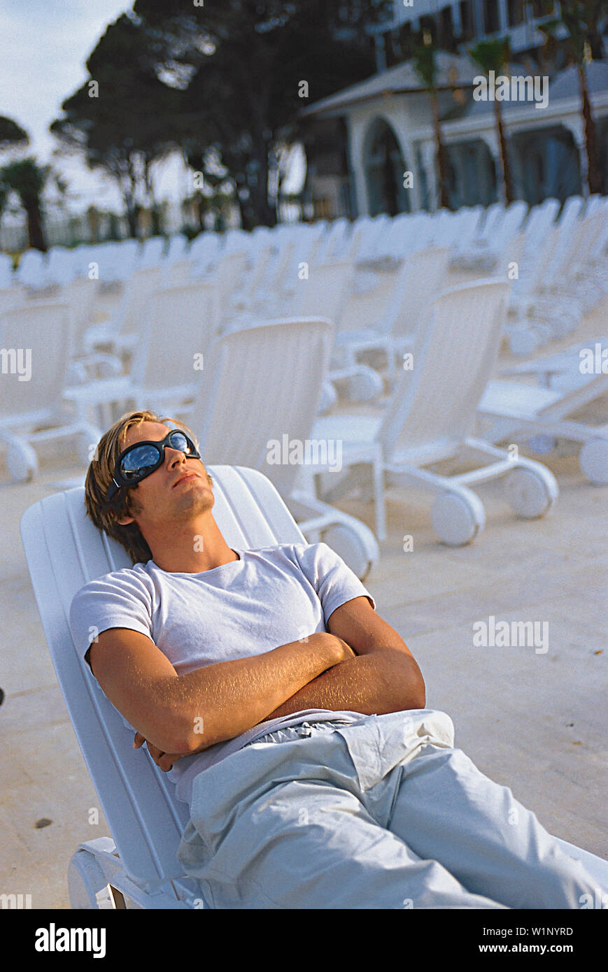 Mann, auf Strandliege Stock Photo