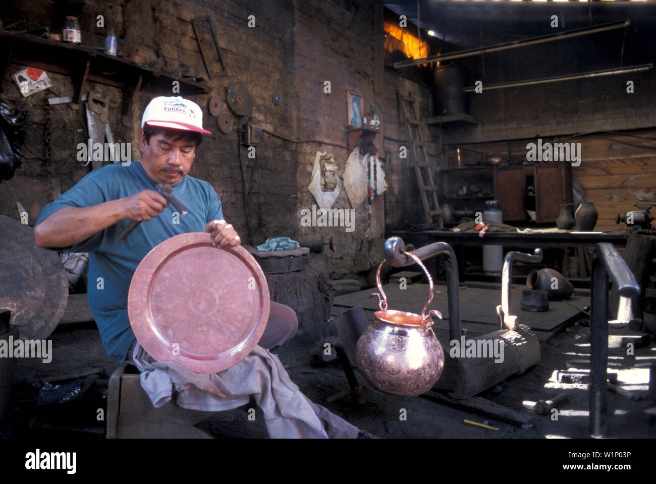 Kupferschmied bei der Arbeit, Mittelamerika Mexico Stock Photo
