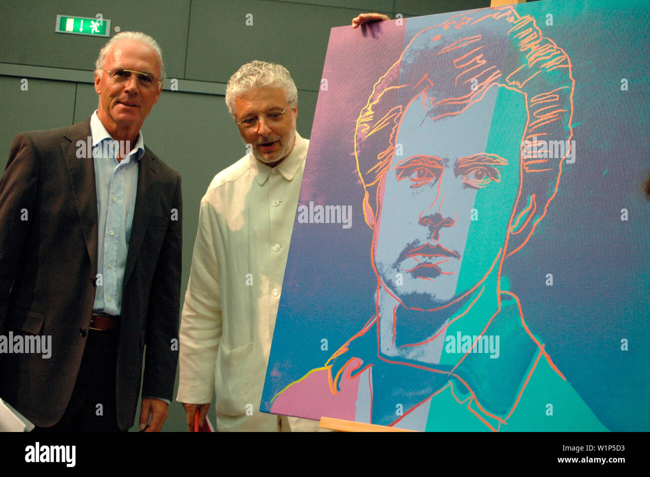 Franz Beckenbauer, Andre Heller neben einem Portrait Beckenbauers, das Andy Warhol angefertigt hatte - Vorstellung des Kulturprogramms zur Fussballwel Stock Photo