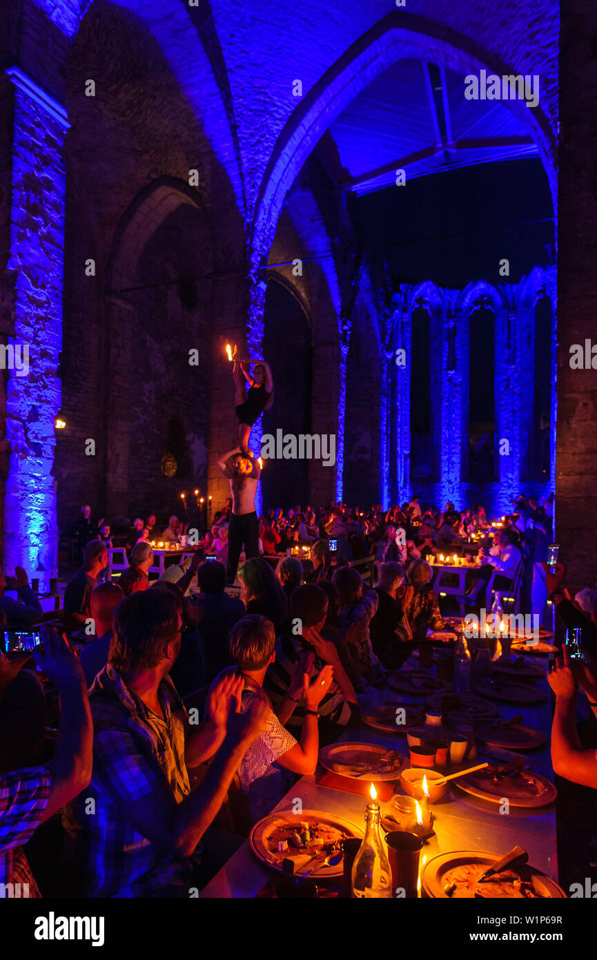 Medieval festival, medieval banquet with music and shows. Performance in the ruin St. Olof, Schweden Stock Photo