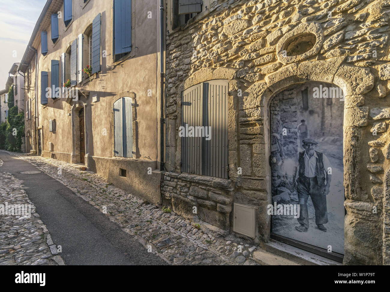 Alley in roman town Vaison la Romaine , Provence, Provence-Alpes-Côte d'Azur, Vaucluse, France Stock Photo