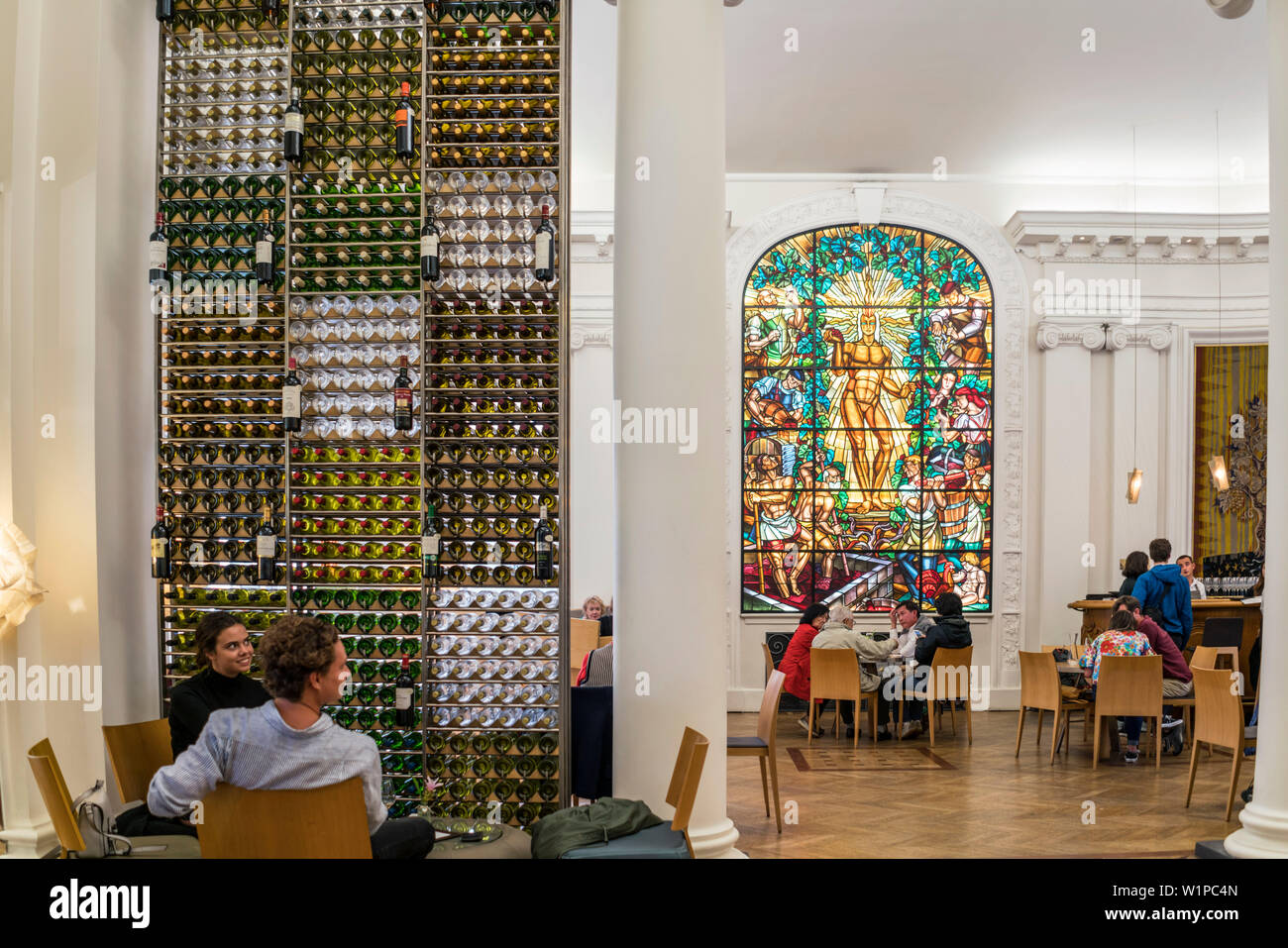 Le Bar a Vin, Wine bar, Maison du Vin de Bordeaux, interieur, Apollo glas  window, Bordeaux, France Stock Photo - Alamy