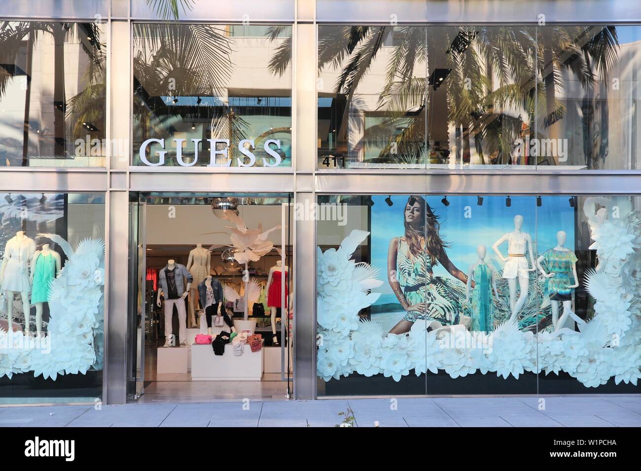 Soveværelse Tjen vase LOS ANGELES, USA - APRIL 5, 2014: Guess store in Beverly Hills. The company  has 484 stores and had a revenue of 1.19 billion USD (2006 Stock Photo -  Alamy