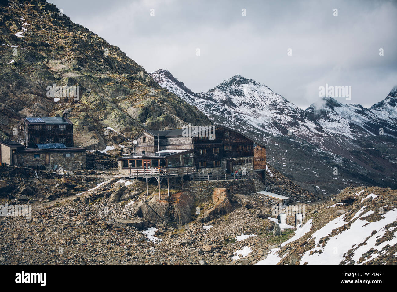 Similaun hut with mountain panorama, E5, Alpenüberquerung, 6th stage, Vent,Niederjochbach, Similaun hut, Schnalstal, Vernagt reservoir, Meran Stock Photo