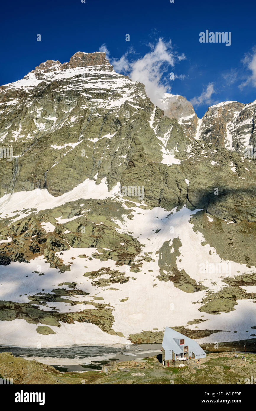 Hut rifugio Vallanta with Viso di Vallanta, Giro di Monviso, Monte Viso, Monviso, Cottian Alps, Piedmont, Italy Stock Photo