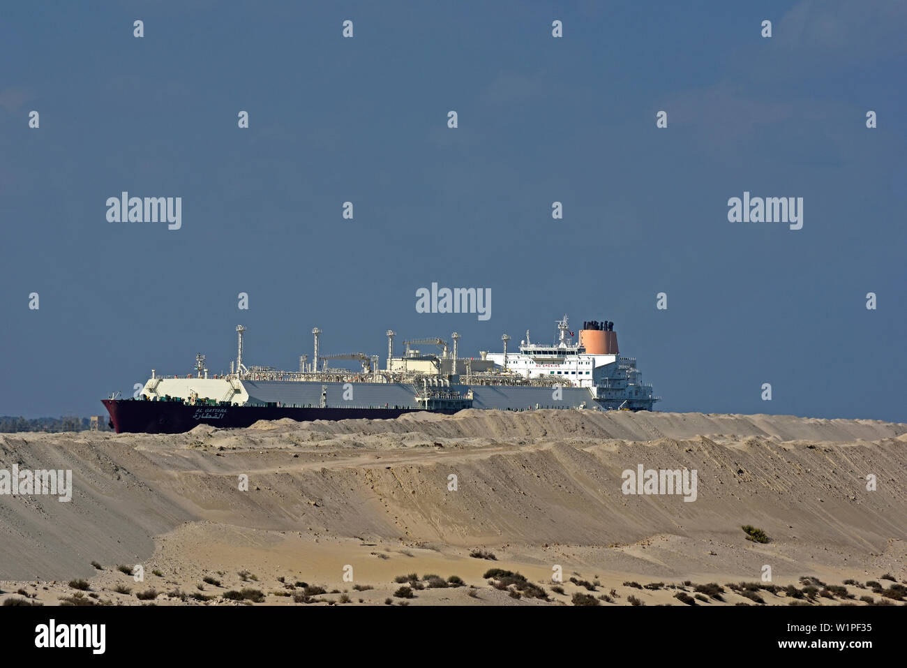 suez canal, egypt - 2015.12.01:  liquified natural gas lng carrier al gattara ( imo no 9337705 ) transiting the suez canal southbound near  km 56 Stock Photo