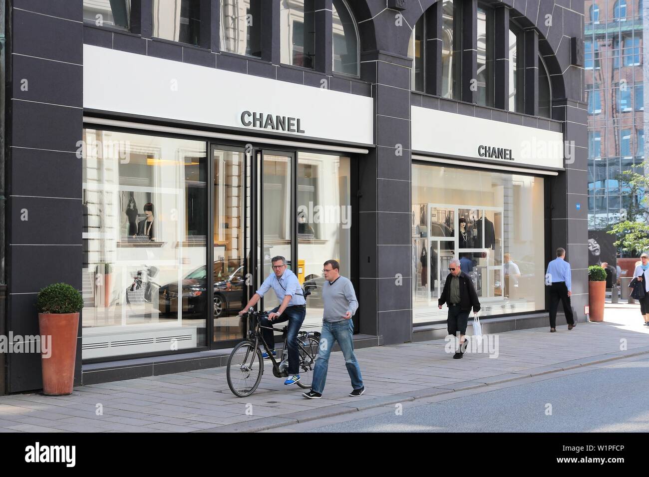 HAMBURG, GERMANY - AUGUST 28, 2014: Chanel fashion shop in Hamburg. The  famous brand exists since 1909 Stock Photo - Alamy
