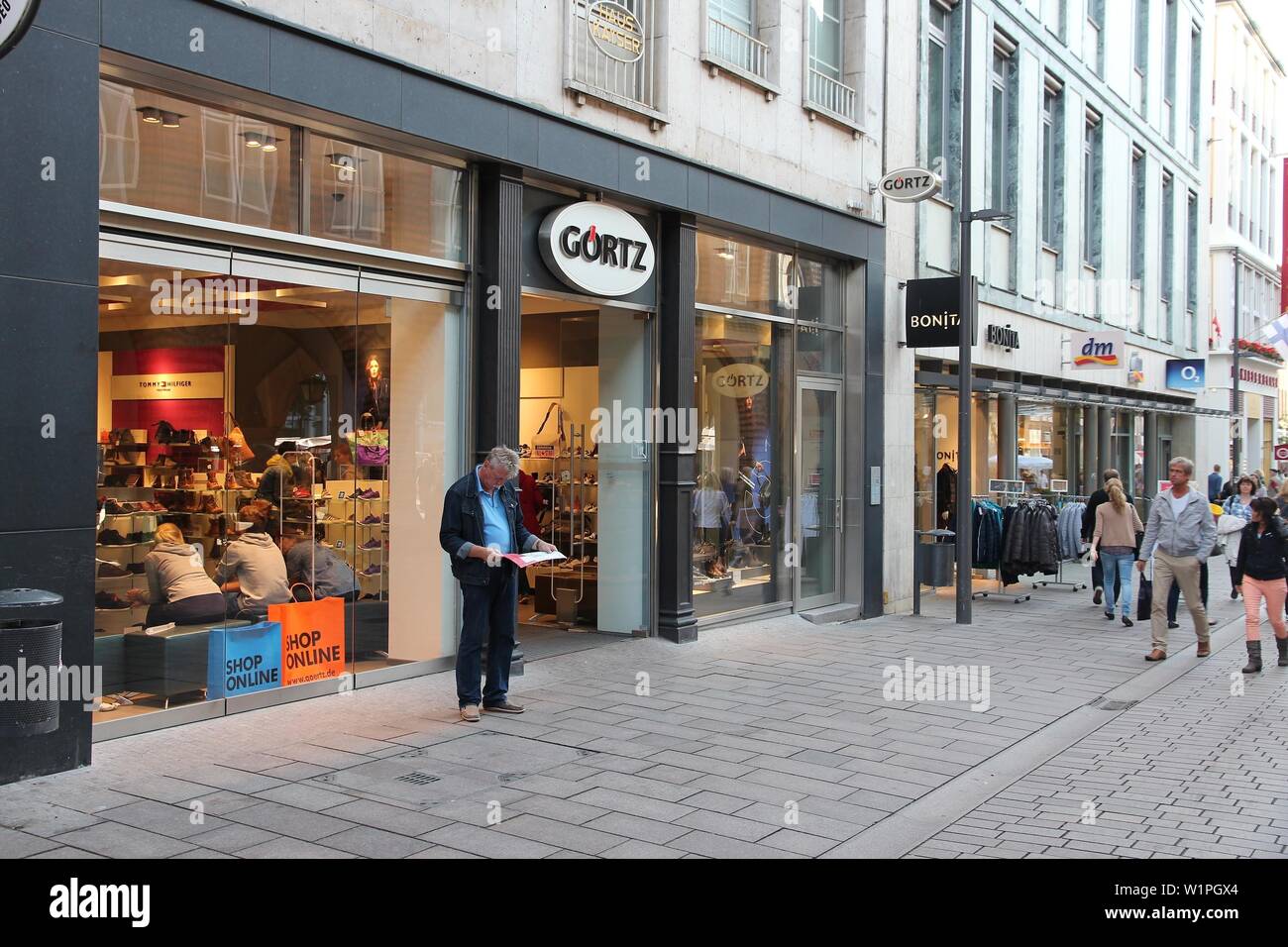 spin mus eller rotte grad Page 10 - Shoe Store Exterior High Resolution Stock Photography and Images  - Alamy