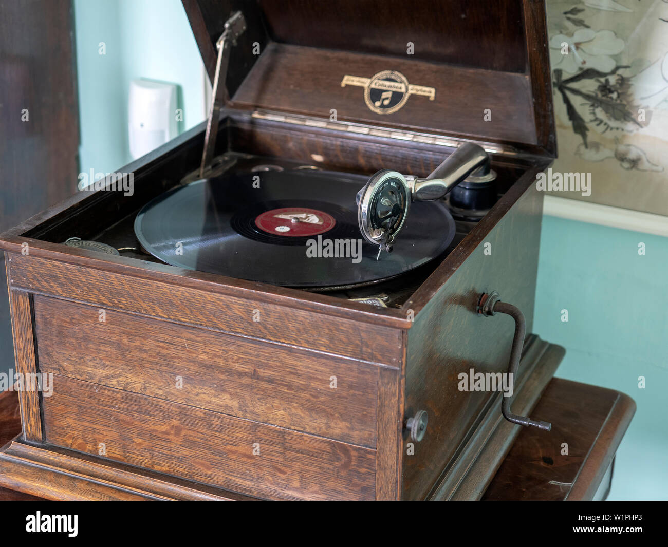 Old wind-up gramophone with 78rpm record Stock Photo