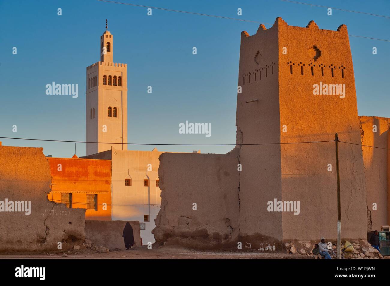 Mud-walled houses and fortress at the Ksar Maadid next to Erfoud in the Ziz Valley, Morocco Stock Photo