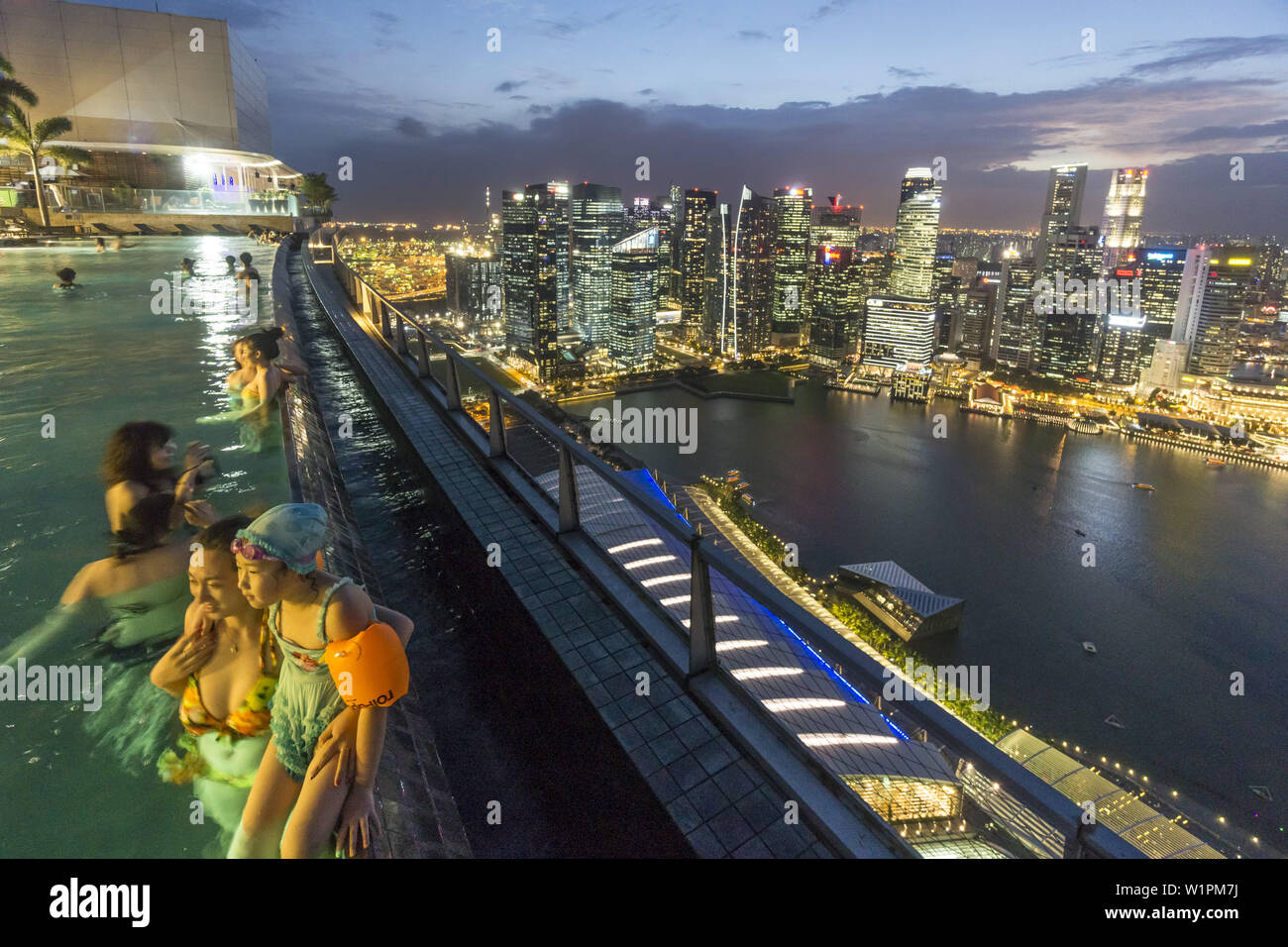 Marina Bay Sands , Infinity pool, Roof Terasse, Skyline, Marina Bay, Singapore, Singapur, Southest Asia Stock Photo