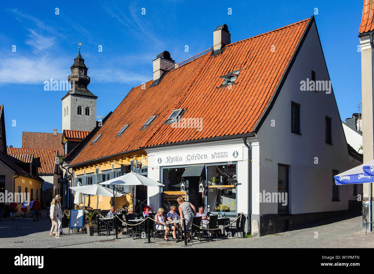 Café in the old town of Visby, Schweden Stock Photo