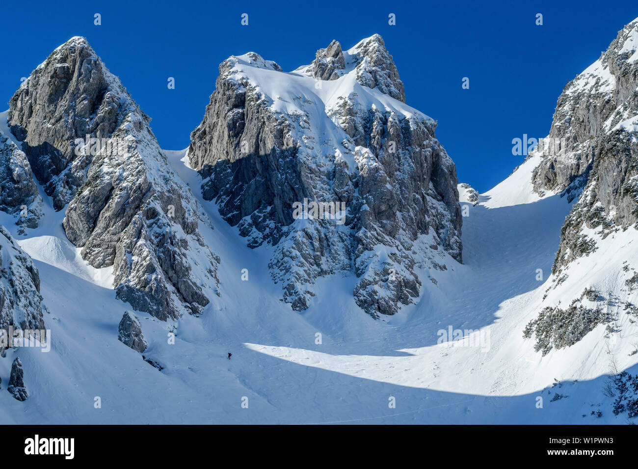 View towards snow-covered cirque at Zwiesel, Zwiesel, Chiemgau Alps, Chiemgau, Upper Bavaria, Bavaria, Germany Stock Photo