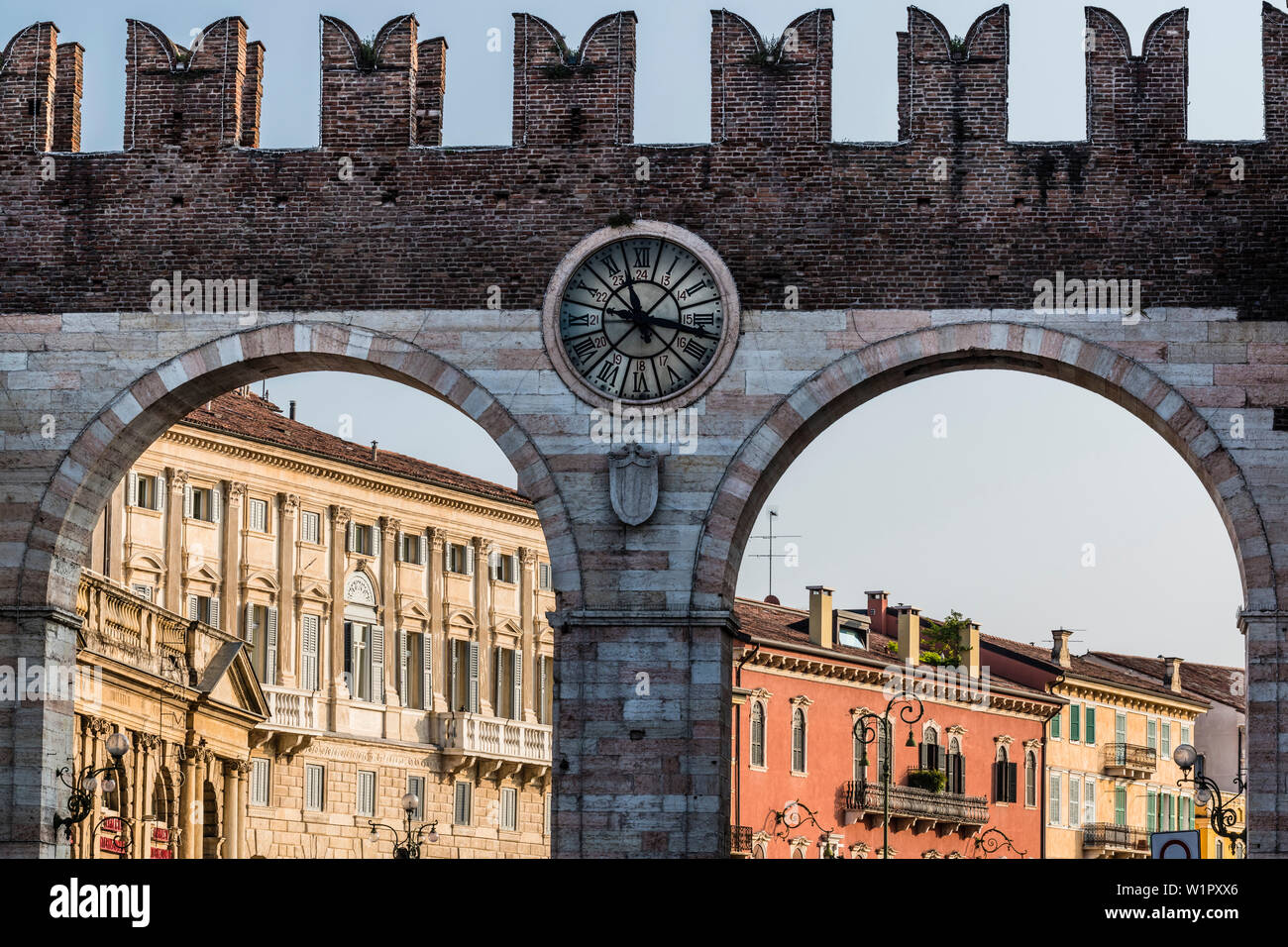 Town gate, Portoni della Bra, Verona, Venetien, Italien Stock Photo