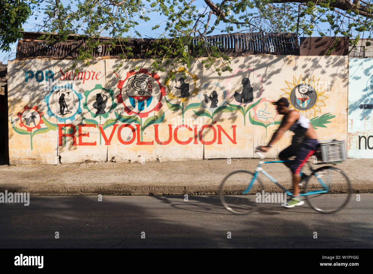 bicycle on an empty street, graffiti with Revolution written on the wall, por Siempre Revolucion, colonial town, family travel to Cuba, parental leave Stock Photo