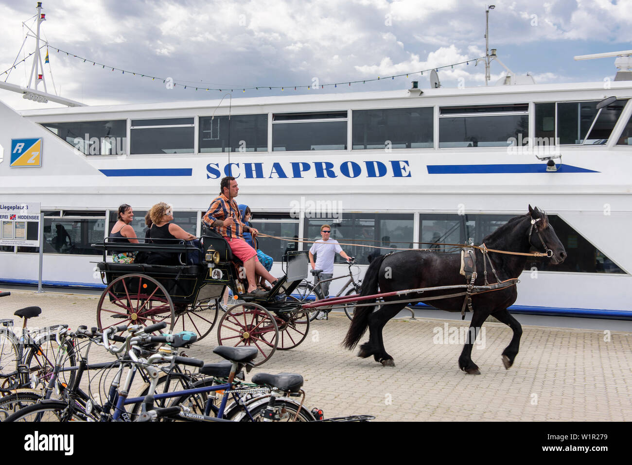 Pferdekutschen warten auf Gäste am Hafen von Vitte, Hiddensee, Ruegen, Ostseekueste, Mecklenburg-Vorpommern, Deutschland Stock Photo