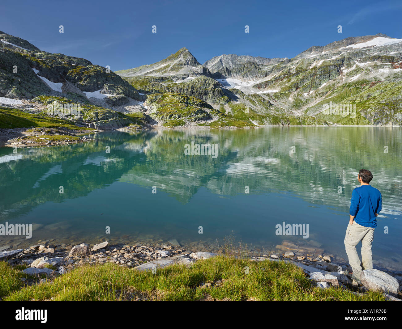 Hohe Tauern, Salzburg, Austria hikers on the weißsee, Kogel, Hohe Tauern National Park, Salzburg, Austria Stock Photo