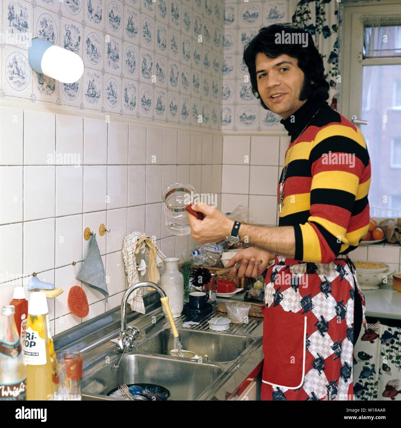 Schlagerstar Costa Cordalis privat zuhause beim Kochen. Costa Cordalis cooking in his private kitchen. Stock Photo
