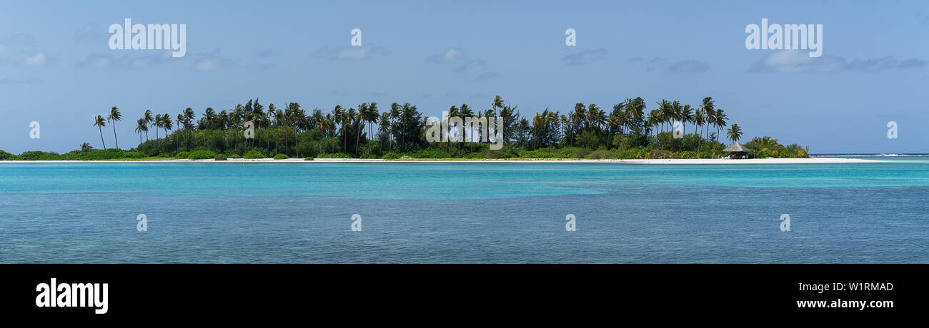Tropical paradise island i the ocean Stock Photo - Alamy