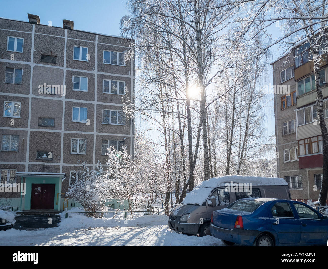 Typical Russian yard in the winter. Old Soviet houses Khrushchev  architecture Типичный российский двор среди домов хрущевок зимой снег мороз  депрессия Stock Photo - Alamy