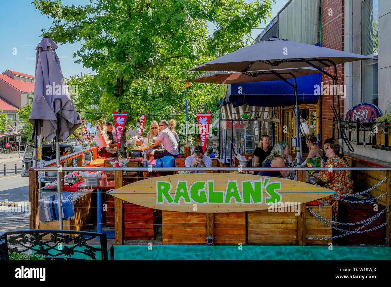 Restaurant with outdoor patio hires stock photography and images Alamy