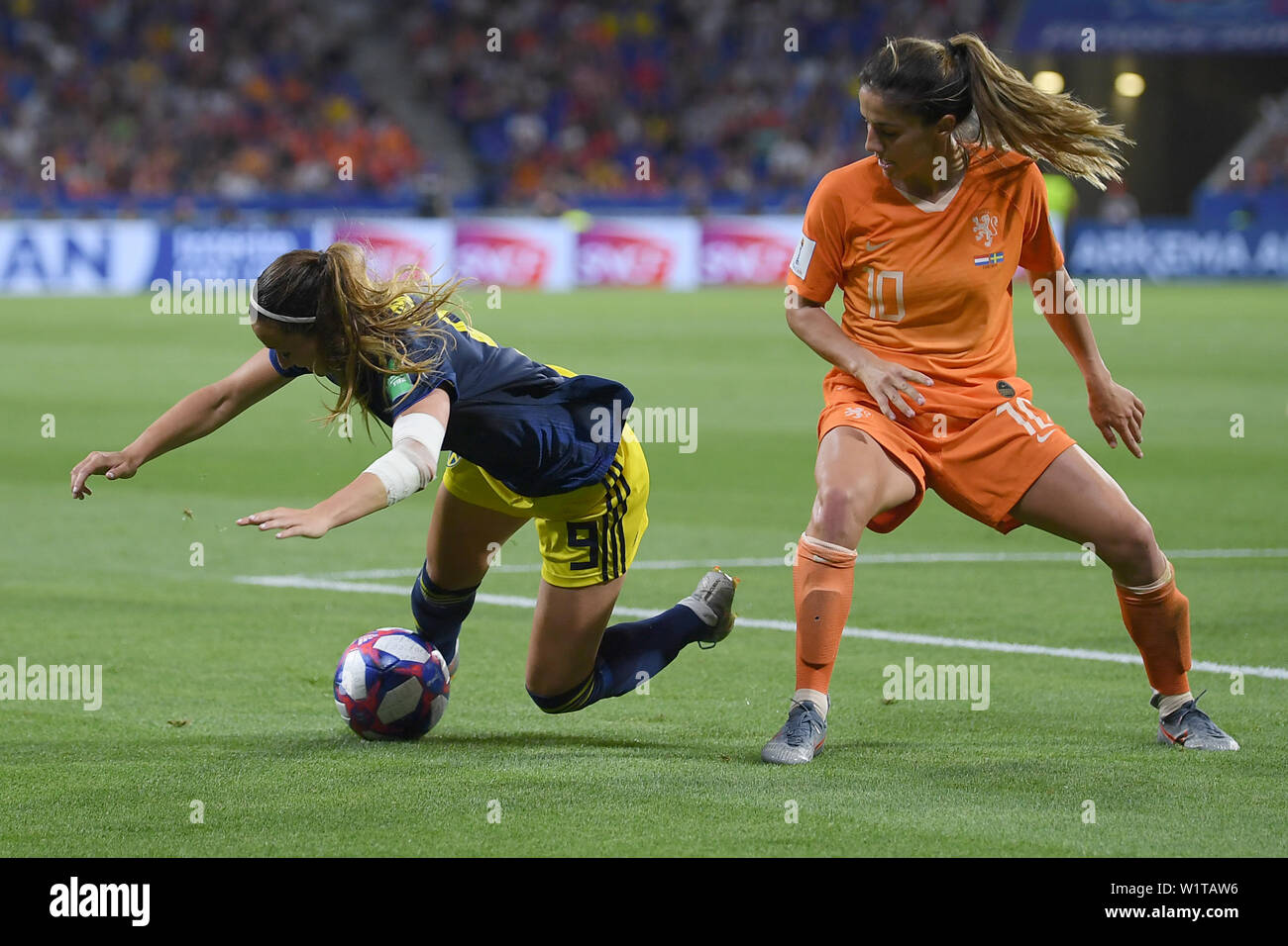 03 July 19 France France Decines Charpieu Football Women Wm Netherlands Sweden Final Round Semi Final Stade De Lyon Sweden S Kosovar Asllani L Crashes After A Duel With Danielle Van De Donk From