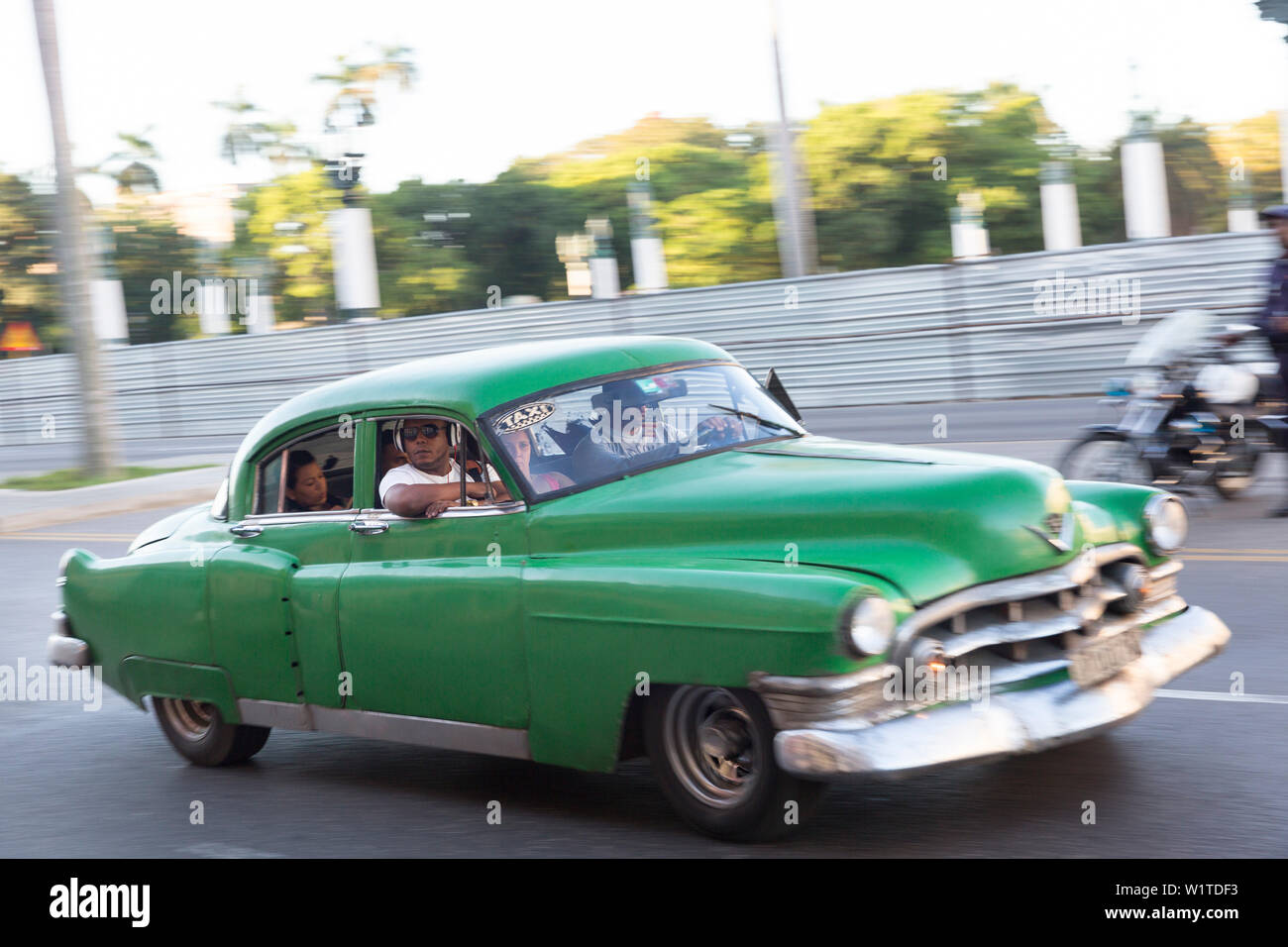 green oldtimer, Capitol, Kapitol, Capitolio, governmental seat, historic town, center, old town, between Habana Vieja and Habana Centro, family travel Stock Photo