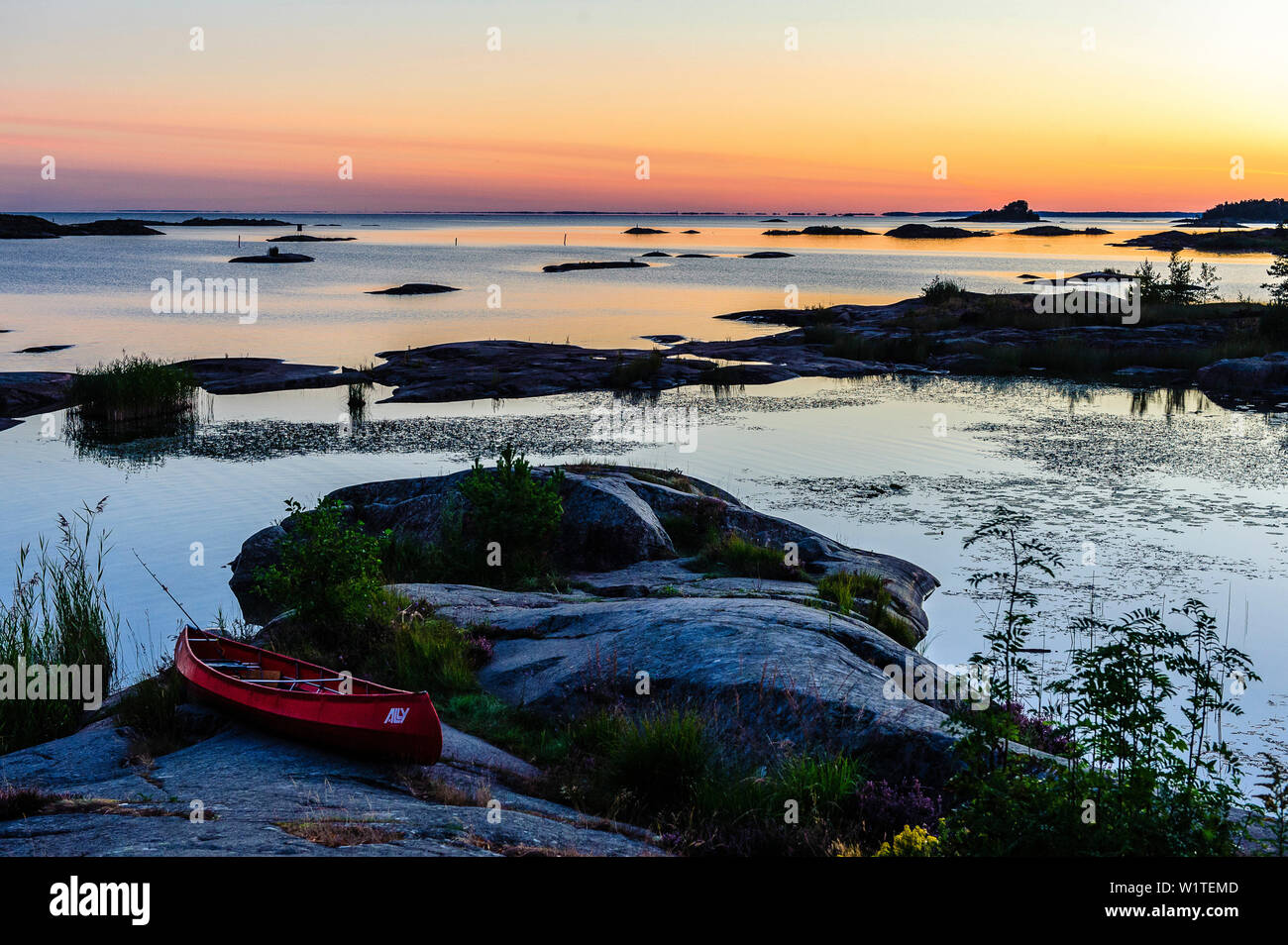 Canoe landscape hi-res stock photography and images - Alamy